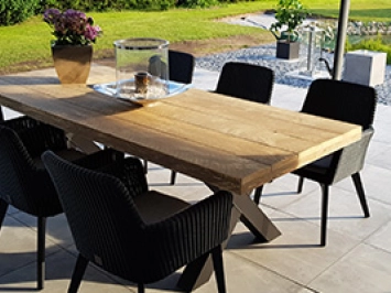 Tische aus Gerüstholz und Stühle für den Garten
